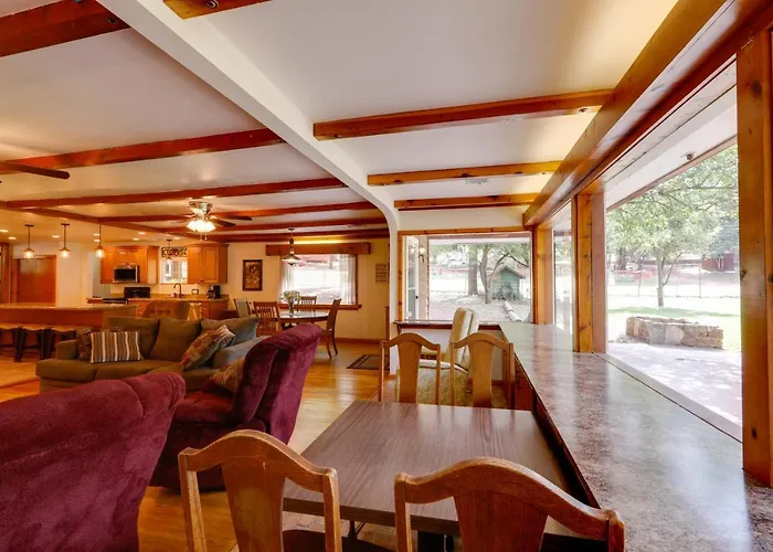 Cozy On 1 Acre In Premier Neighborhood Holiday home *