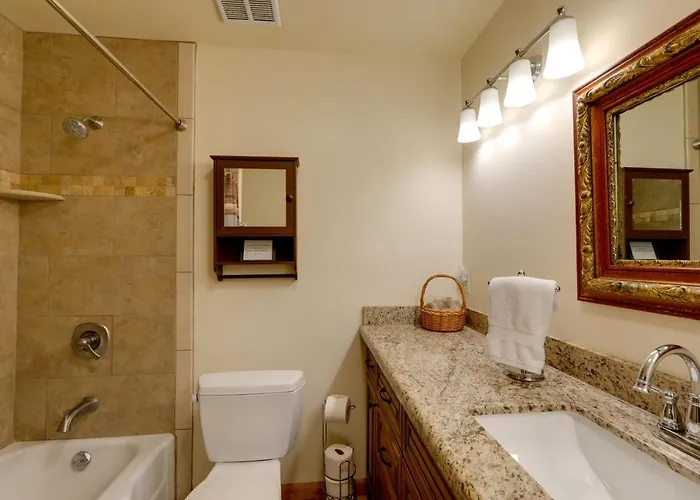Cozy On 1 Acre In Premier Neighborhood Holiday home *