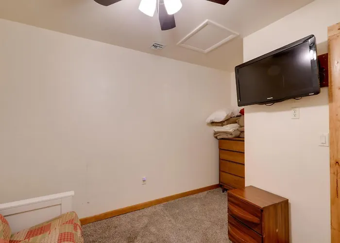 Cozy On 1 Acre In Premier Neighborhood Pine