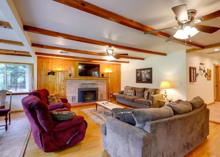 Cozy On 1 Acre In Premier Neighborhood Pine