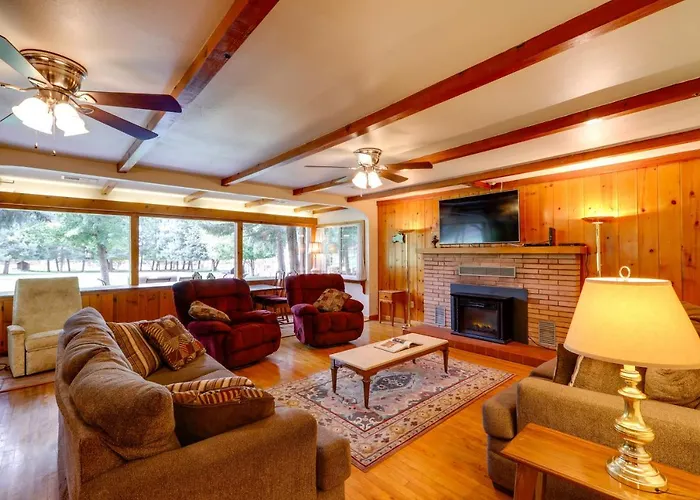 Cozy On 1 Acre In Premier Neighborhood *