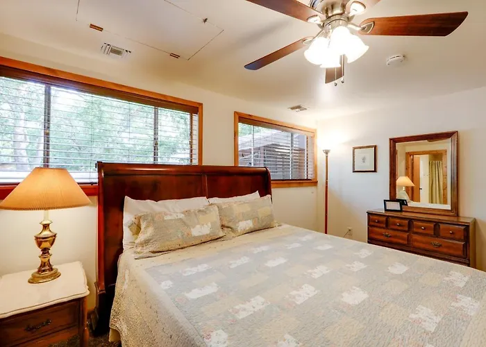 Cozy On 1 Acre In Premier Neighborhood Pine