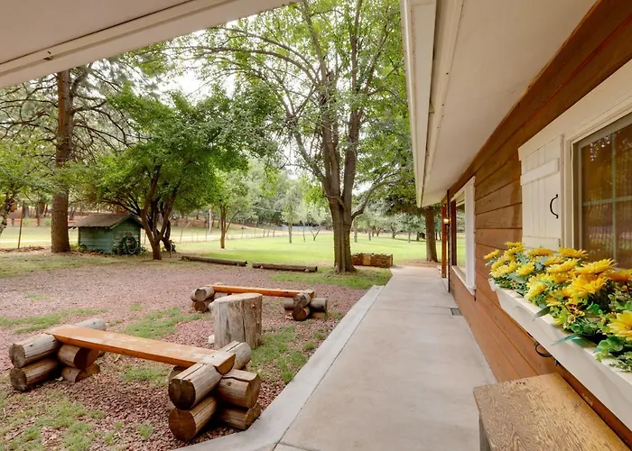 Holiday home Cozy On 1 Acre In Premier Neighborhood