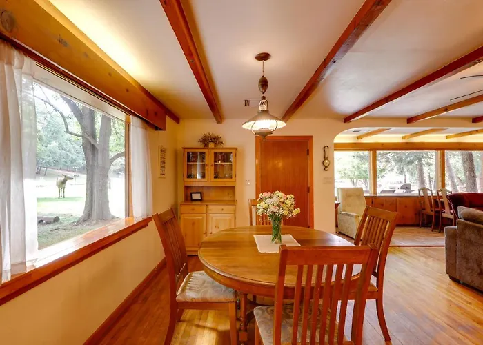 Cozy On 1 Acre In Premier Neighborhood