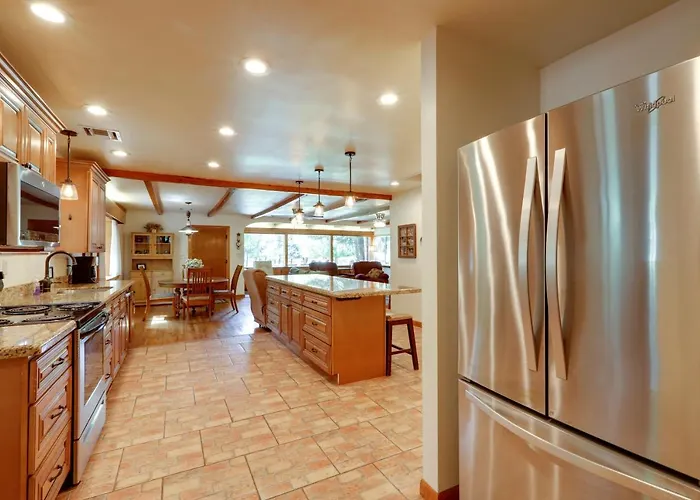 Holiday home Cozy On 1 Acre In Premier Neighborhood