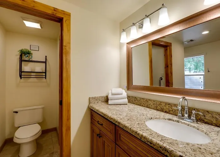 Cozy On 1 Acre In Premier Neighborhood Pine