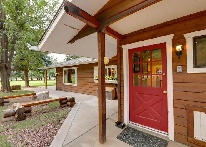 Cozy On 1 Acre In Premier Neighborhood